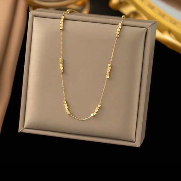 Jewelry - Dainty & Elegant Gold Necklace